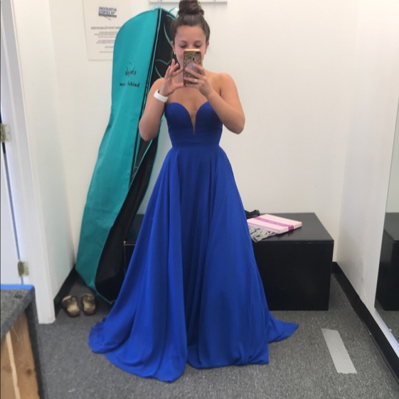 Faviana Dresses & Skirts - Prom Dress💙